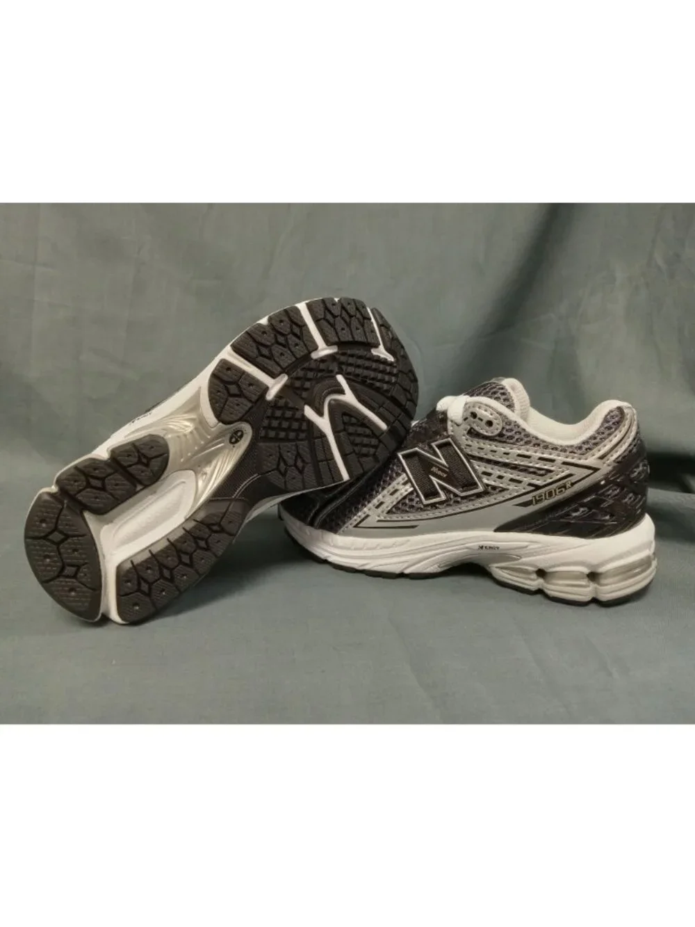 New Balance 1906 Sneakers PC1906CG Silver Metallic/Black Kids Size 2 NEW NO BOX